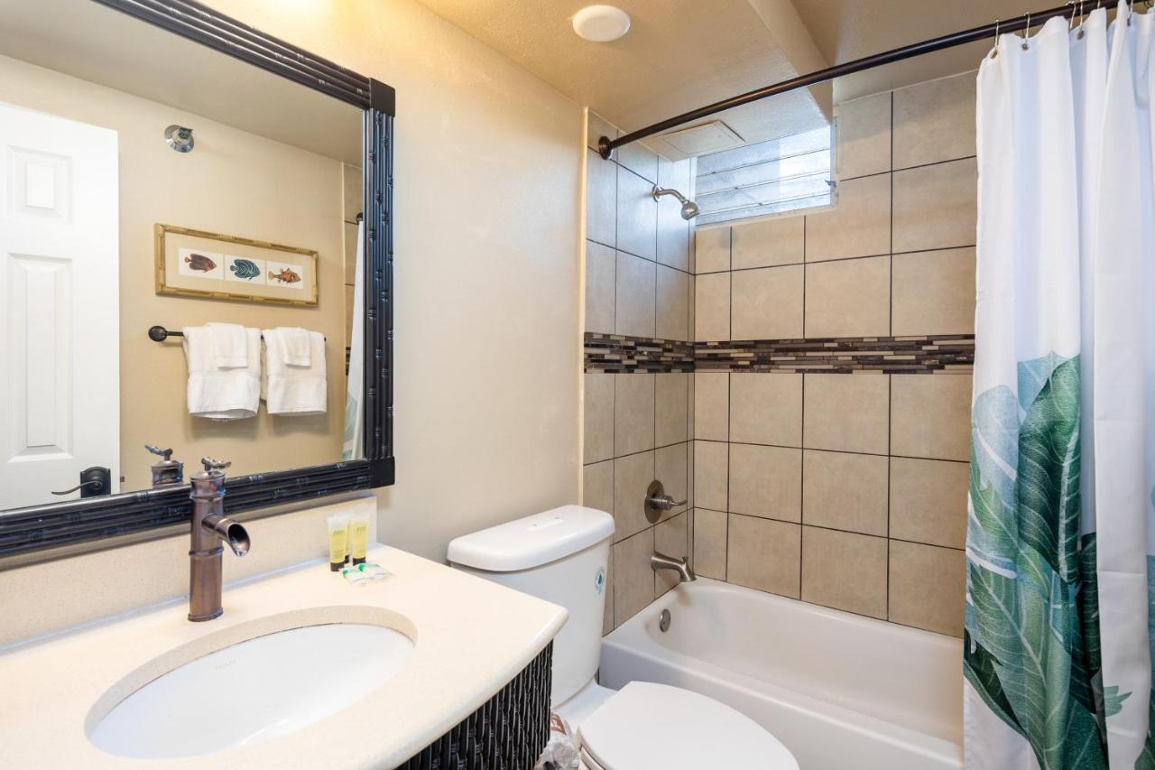 Gorgeous One Bedroom Bamboo Blocks From The Beach Honolulu Exterior foto